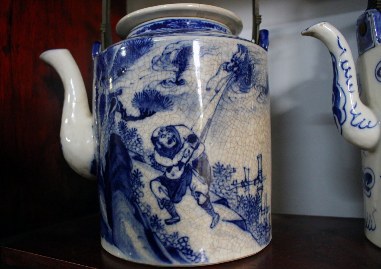 Chiếc ấm trà gốm Nam Bộ xưa vẽ hình ảnh La hán hàng long. Ảnh: Lâm Điền