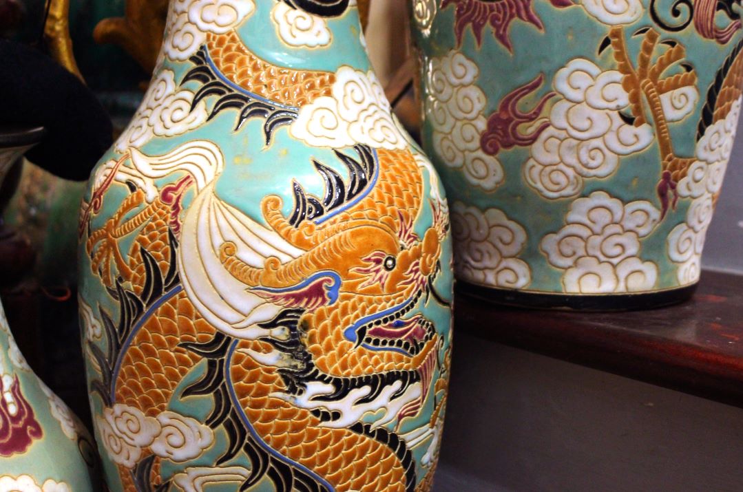 Linh vật rồng trên gốm Biên Hòa sống động với nhiều màu sắc. Ảnh: Lâm Điền 