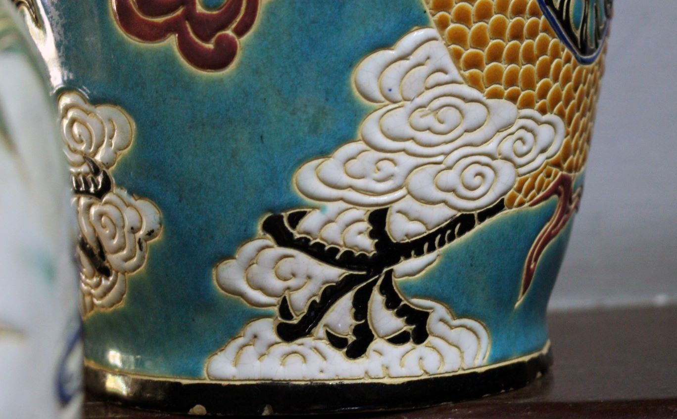Cận cảnh bàn chân rồng 5 móng trên sản phẩm gốm Biên Hòa. Ảnh: Lâm Điền 