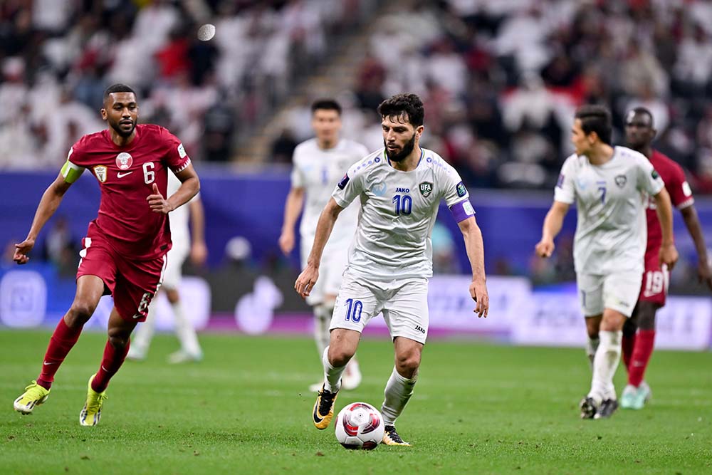 Qatar (áo đỏ) và Uzbekistan duy trì thế trận chắc chắn. Ảnh: AFC