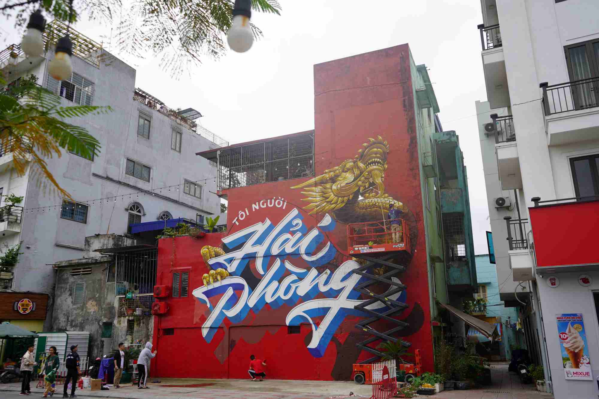 Phố đi bộ Thế Lữ (quận Hồng Bàng, Hải Phòng) nổi tiếng bức vẽ Graffiti 𝗧𝗼̂𝗶 𝗡𝗴𝘂̛𝗼̛̀𝗶 𝗛𝗮̉𝗶 𝗣𝗵𝗼̀𝗻𝗴  - một tác phẩm nghệ thuật đường phố độc đáo và ấn tượng nằm trên con đường Thế Lữ, ngay trung tâm thành phố. Bức tranh được thực hiện bởi team 𝗛𝗶𝗴𝗵𝗣𝗵𝗼𝗻𝗴 cùng một số nghệ sĩ, cũng như các bạn trẻ yêu thích nghệ thuật ở Hải Phòng với mong muốn góp phần làm đẹp cho thành phố mình