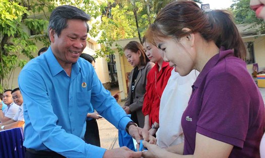 Ông Huỳnh Thanh Xuân - Phó Chủ tịch Tổng Liên đoàn Lao động Việt Nam đã về dự tiễn công nhân lên tàu. 