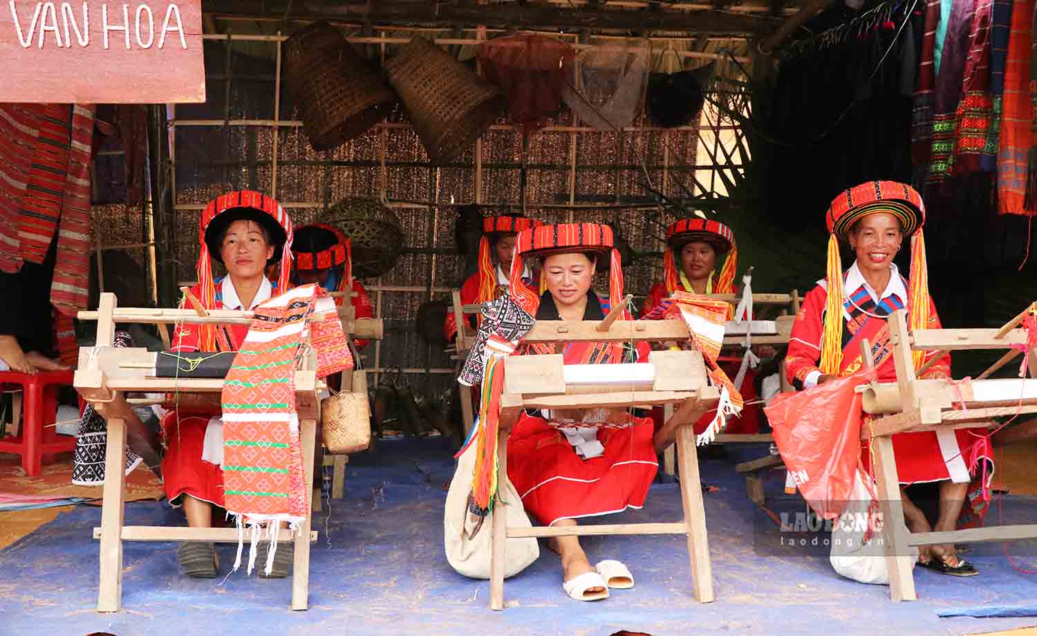 Dệt thổ cẩm, một hoạt động không thể thiếu trong các dịp lễ hội đầu năm mới của người Pà Thẻn tại xã Hồng Minh (Lâm Bình, Tuyên Quang). Ngày nay khi cuộc sống đã có nhiều đổi thay nhưng những phụ nữ Pà Thẻn vẫn giữ được truyền thống của dân tộc mình.