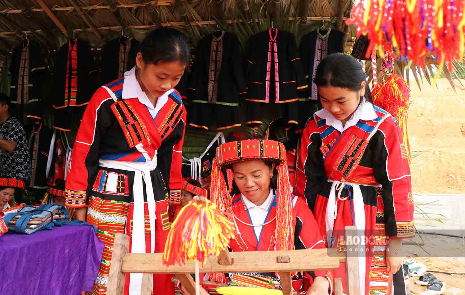 Những thế hệ trẻ người Pà Thẻn ở huyện vùng cao Lâm Bình ngày nay đã ý thức hơn với việc học và giữ lại nghề dệt thổ cẩm truyền thống của dân tộc mình.