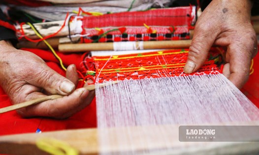 Dệt và mặc thổ cẩm, nét đẹp truyền thống của đồng bào dân tộc Pà Thẻn.