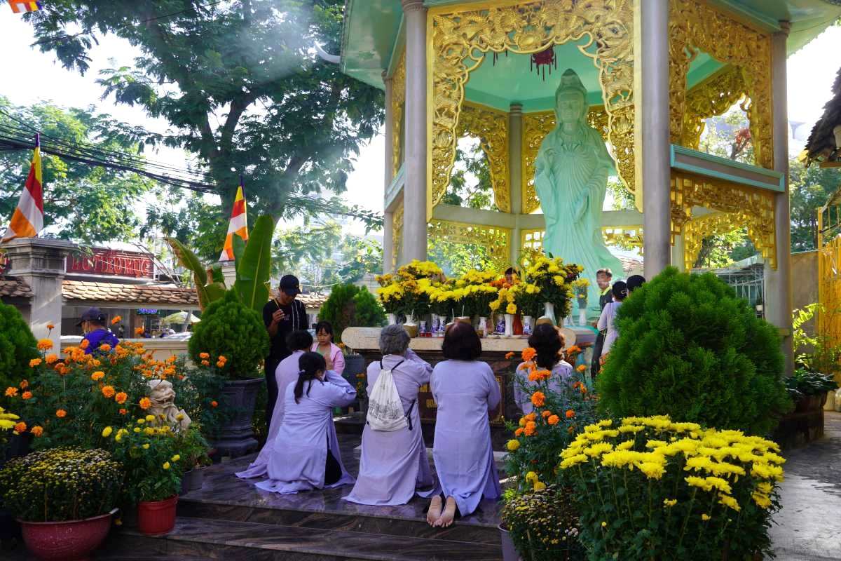 Người dân đến dâng hương tại chùa Linh Sơn cổ tự cầu bình an trong ngày đầu năm mới Tết Nguyên đán 2023. Ảnh: Thành An