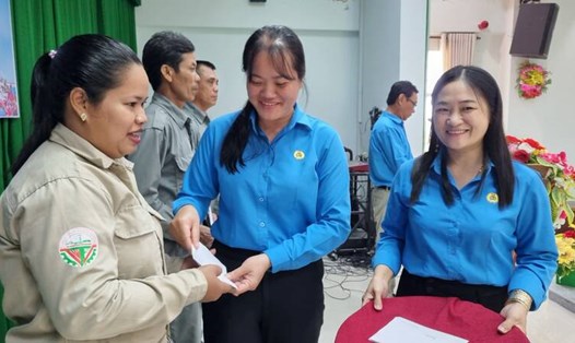 LĐLĐ huyện Trà Cú tổ chức "Tết sum vầy - Xuân chia sẻ" trao quà đến công nhân người lao động khó khăn. Ảnh: Hoàng Lộc