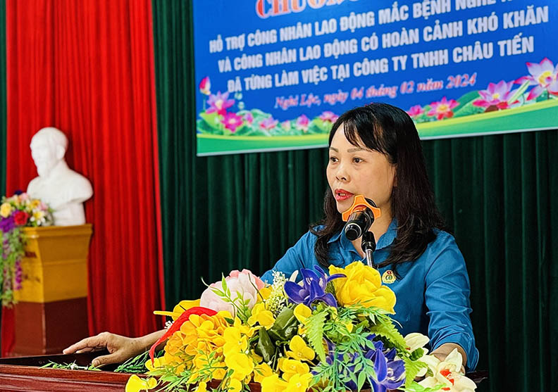Chủ tịch Công đoàn Khu kinh tế Đông Nam Nghệ An Hoàng Thị Thu Hương phát biểu chúc Tết công nhân lao động. Ảnh: Quỳnh Trang