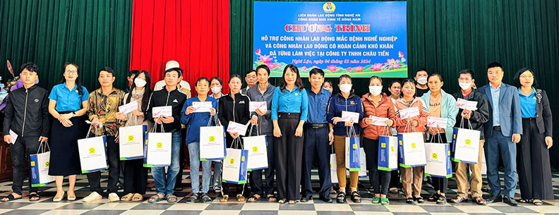 Công đoàn Khu kinh tế Đông Nam Nghệ An trao hỗ trợ cho 89 công nhân lao động đã từng làm ở Công ty TNHH Châu Tiến. Ảnh: Quỳnh Trang