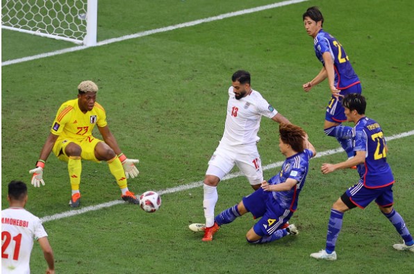 Pha phạm lỗi tai hại của Ko Itakura ở khiến tuyển Nhật Bản bị phạt đền, dẫn đến thua ngược Iran 1-2. Ảnh: Nikkan Sports