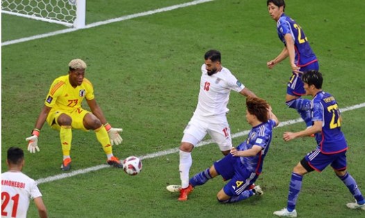 Pha phạm lỗi tai hại của Ko Itakura ở khiến tuyển Nhật Bản bị phạt đền, dẫn đến thua ngược Iran 1-2. Ảnh: Nikkan Sports
