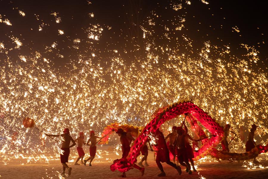 Múa lân ở Hắc Long Giang, Trung Quốc. Ảnh: Xinhua