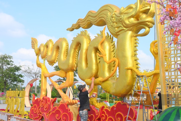 Theo ghi nhận của phóng viên Báo Lao Động ngày 4.2, tại Quảng trường Hùng Vương (TP. Mỹ Tho, tỉnh Tiền Giang) vẫn đang được trang trí các tiểu cảnh, linh vật rồng để phục vụ nhu cầu vui Tết, đón Xuân cho người dân.