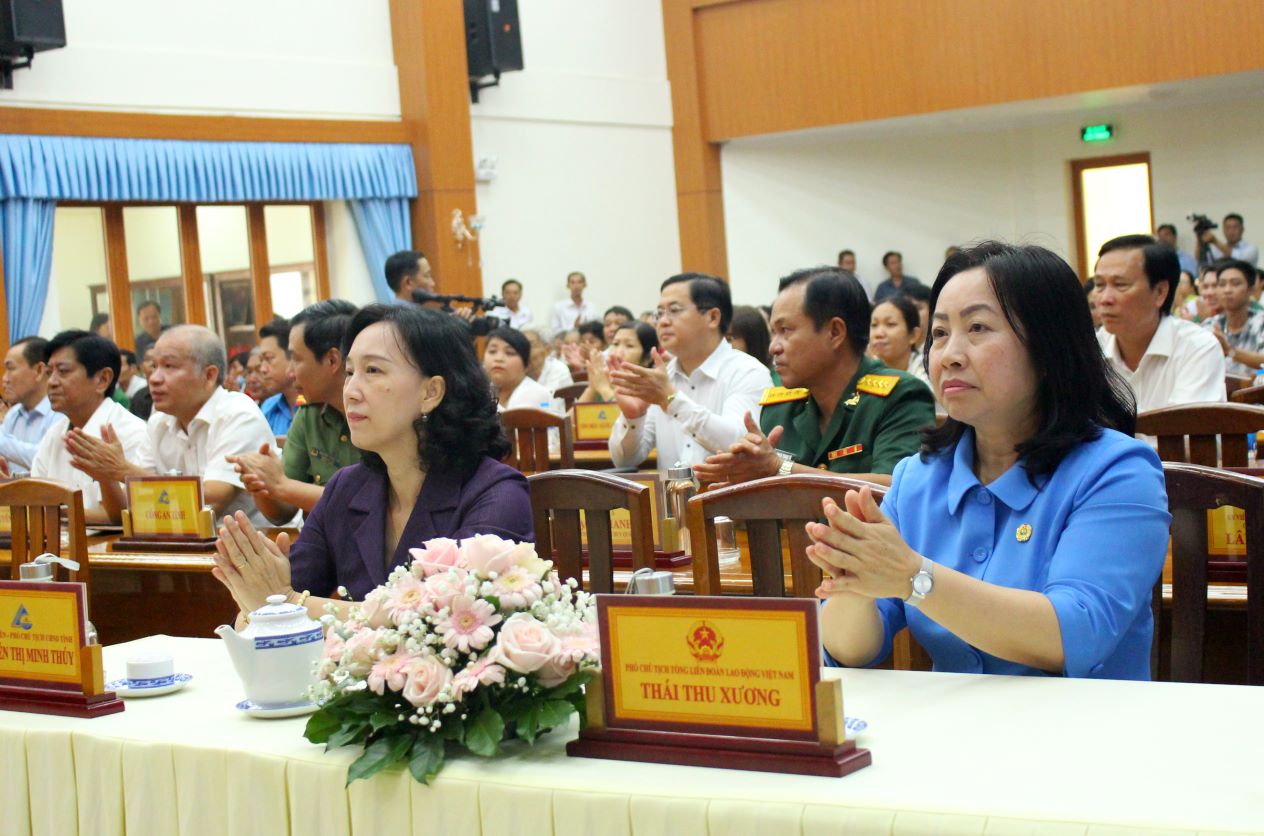 Quang cảnh buổi thăm, chúc và tặng quà Tết của Phó Thủ tướng Chính phủ cho người lao động tại An Giang. Ảnh: Lục Tùng