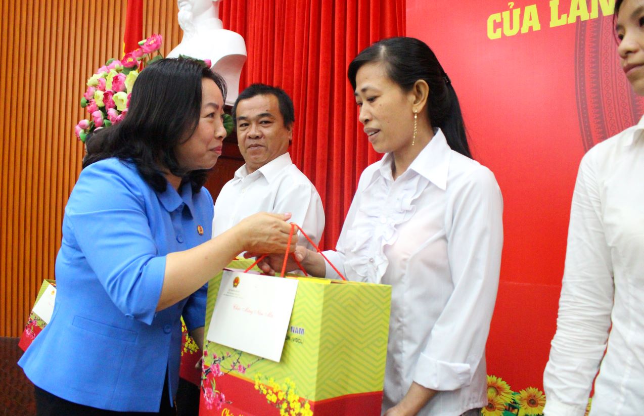 Phó Chủ tịch Tổng LĐLĐ Việt Nam Thái Thu Xương trao quà Tết cho đoàn viên, người lao động có hoàn cảnh khó khăn. Ảnh: Lục Tùng