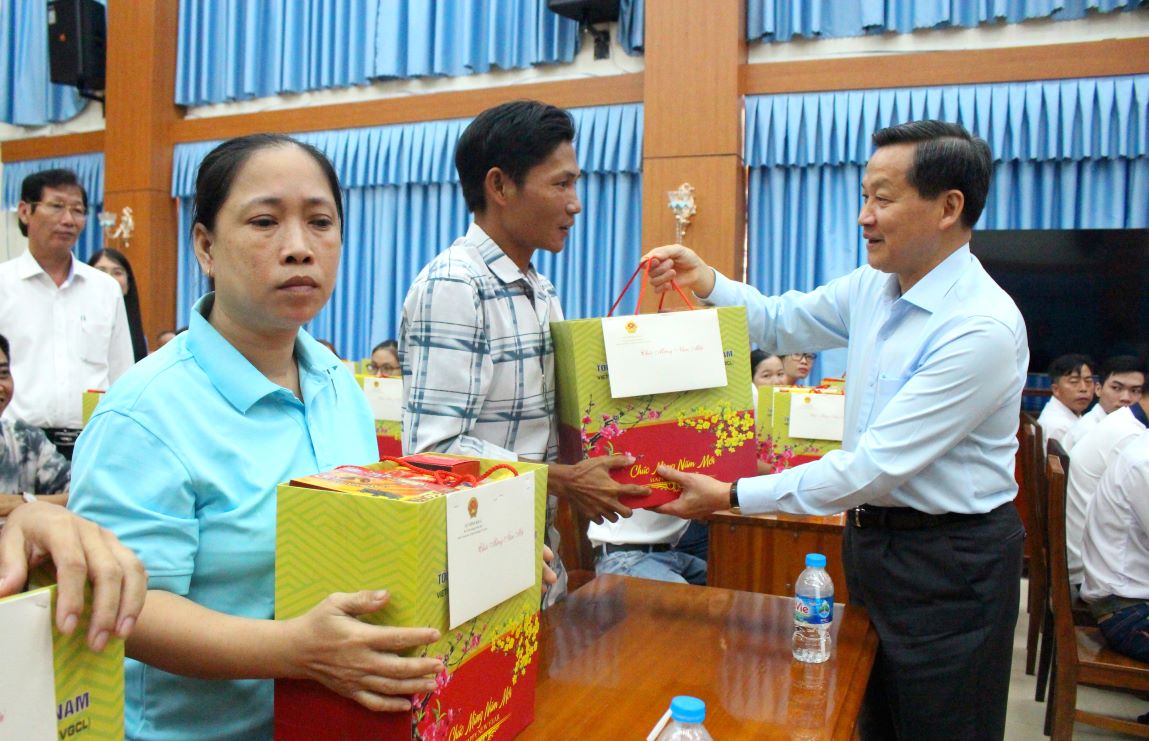 Phó Thủ tướng Lê Minh Khái trực tiếp xuống tận bàn để trao quà Tết tận tay người lao động. Ảnh: Lục Tùng 