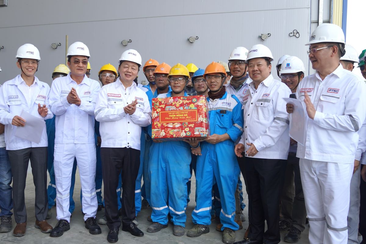 Phó Thủ tướng Trần Hồng Hà thăm chúc Tết, tặng quà cho công nhân tại
