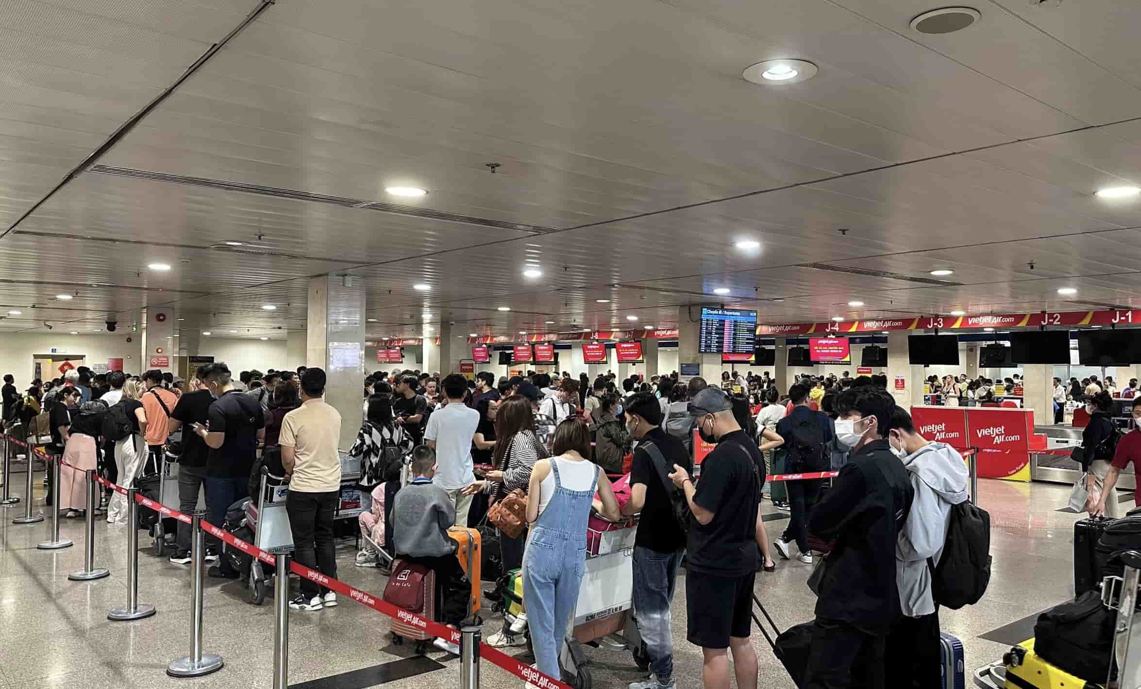 Theo ghi nhận của Lao Động, vào chủ nhật cuối cùng của năm ngày 4.2, ga quốc nội sân bay Tân Sơn Nhất (TPHCM) đông nghẹt người từ khu vực làm thủ tục. Hàng nghìn người lỉnh kỉnh hành lý, đứng, ngồi kín nhiều khu vực ở ga quốc nội để về quê ăn Tết.