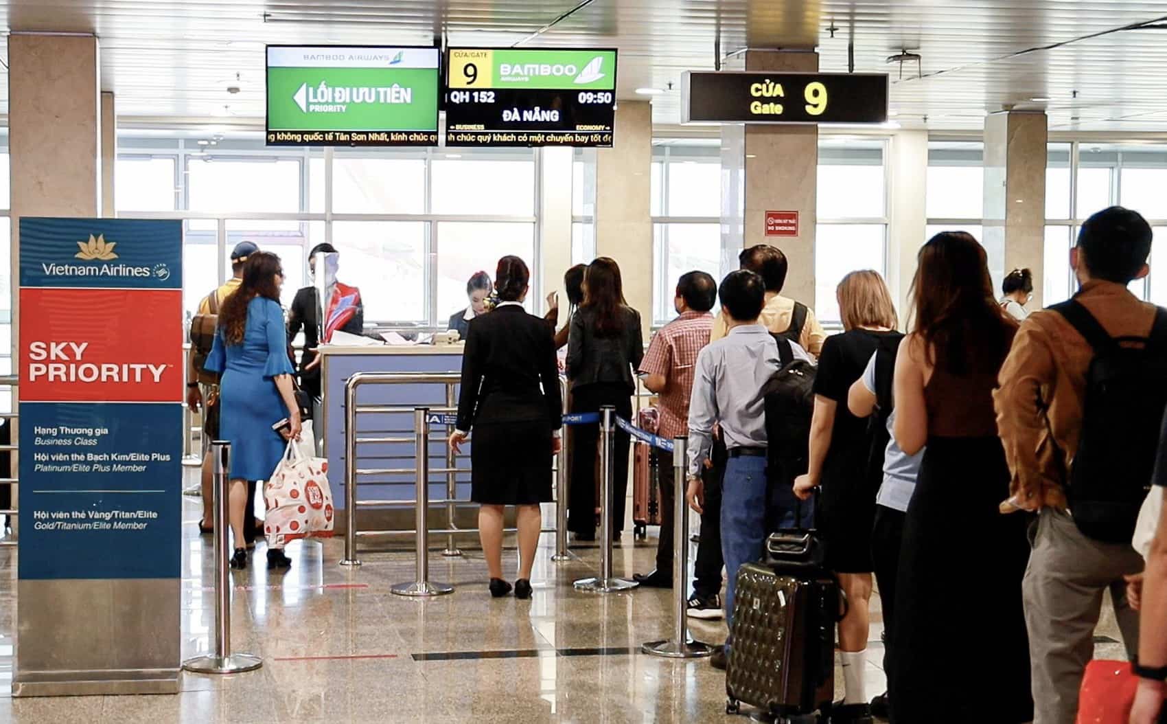 Theo Cảng Hàng không quốc tế Tân Sơn Nhất, ngày hôm nay 4.2 (tức 25 tháng Chạp), tổng số chuyến bay sự kiến là 893 chuyến, tương ứng hơn 128.000 hành khách. Trong đó, chiều đi có tổng cộng 84.750 hành khách, chiều đến chỉ có khoảng 43.257 hành khách.