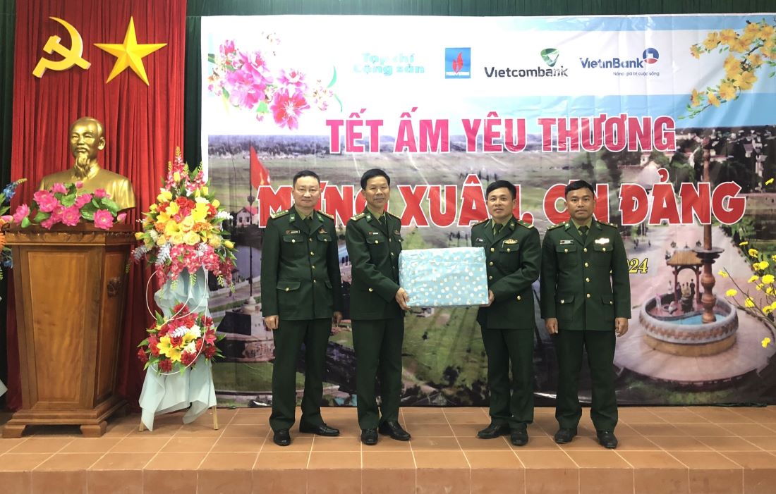 Đại tá Ngô Xuân Thường (thứ 2, từ trái sang), Phó Chính ủy Biên phòng tỉnh Quảng Trị thăm, chúc tết cán bộ chiến sĩ Đồn Biên phòng A Vao. Ảnh: Đình Tiến.