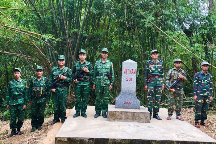 Cán bộ, chiến sĩ Đồn Biên phòng Hướng Lập phối hợp, tổ chức tuần tra với lực lượng bảo vệ biên giới bạn Lào. Ảnh: Đình Tiến.
