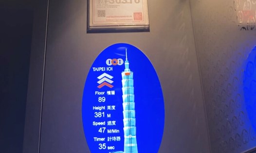 Giá vé tham quan không rẻ nhưng ngắm bảng điện tử trong tháng máy báo về vận tốc và số tầng đang đến của toà tháp 101 cũng thấy đỡ tiếc tiền. Ảnh: Kiều Vũ