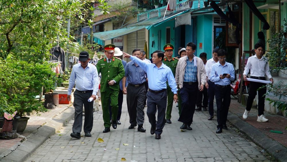  Ông Nguyễn Văn Phương (giữa), Chủ tịch UBND tỉnh Thừa Thiên Huế trong một lần đi cơ sở. Ảnh: H.V.M