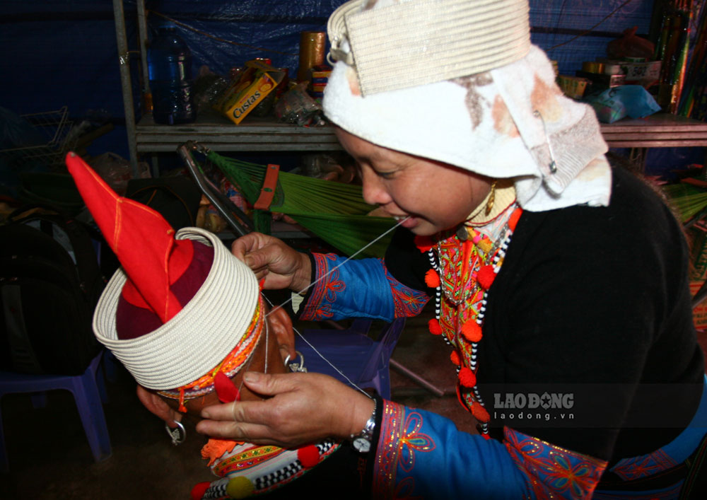 Dịp cuối năm, phụ nữ Dao đỏ ở Sì Lờ Lầu (Phong Thổ - Lai Châu) quây quần, nhổ tóc cho nhau. Ảnh: An Nhiên