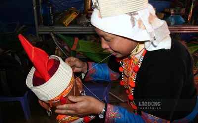 Dịp cuối năm, phụ nữ Dao đỏ ở Sì Lờ Lầu (Phong Thổ - Lai Châu) quây quần, nhổ tóc cho nhau. Ảnh: An Nhiên