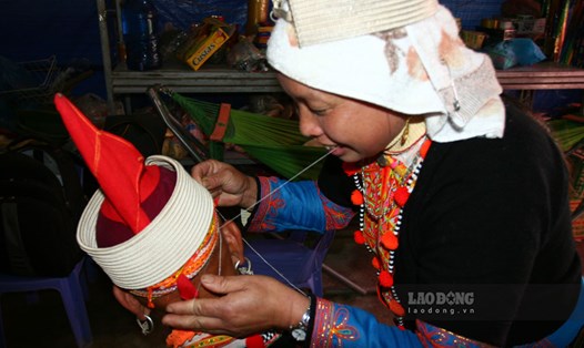 Dịp cuối năm, phụ nữ Dao đỏ ở Sì Lờ Lầu (Phong Thổ - Lai Châu) quây quần, nhổ tóc cho nhau. Ảnh: An Nhiên