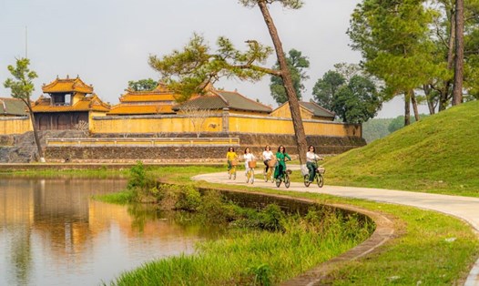 Khai trương tuyến du lịch xanh nhằm góp phần xây dựng, phát huy và quảng bá giá trị khu di sản văn hóa Huế là điểm đến tham quan hấp dẫn, thể hiện tính văn minh, tiện ích trong chuỗi di sản thế giới của khu vực miền Trung và cả nước. Ảnh: Bảo Minh.