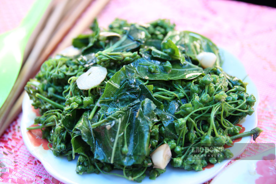 Hoa và lá ngón xào tỏi là món đặc sản của người Thái trắng. Ảnh: Nguyên Phong