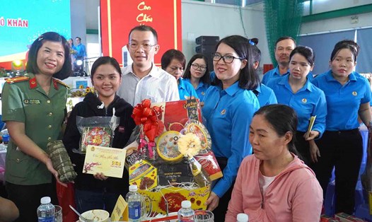 Bà Nguyễn Thị Như Ý - Chủ tịch LĐLĐ tỉnh Đồng Nai đang trao quà Tết, bánh chưng bánh tét cho đoàn viên người lao động. Ảnh: Hà Anh Chiến