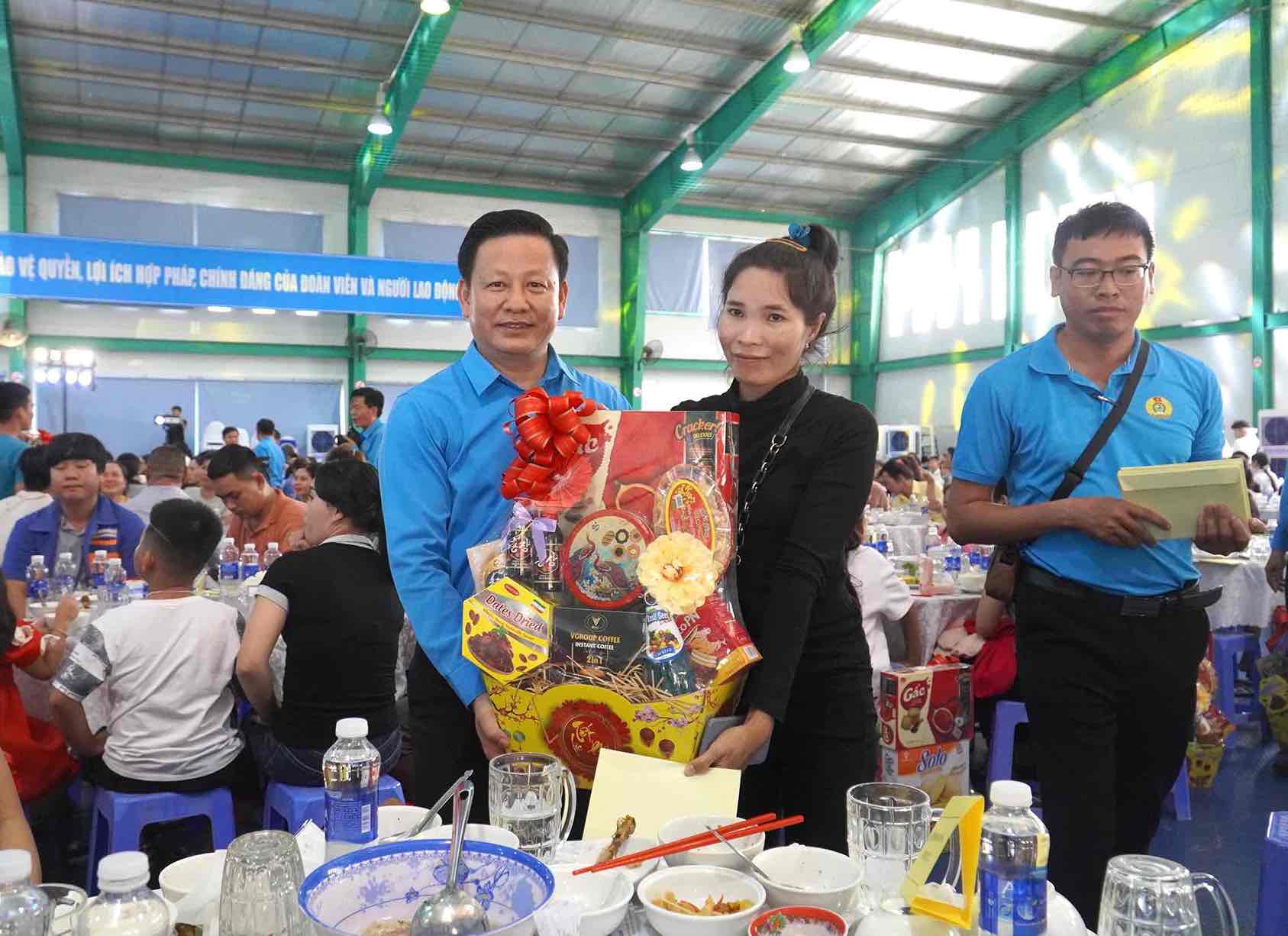 Ông Huỳnh Phước Sang - Phó chủ tịch LĐLĐ tỉnh Đồng Nai trao quà Tết cho đoàn viên người lao động. Ảnh: Hà Anh Chiến