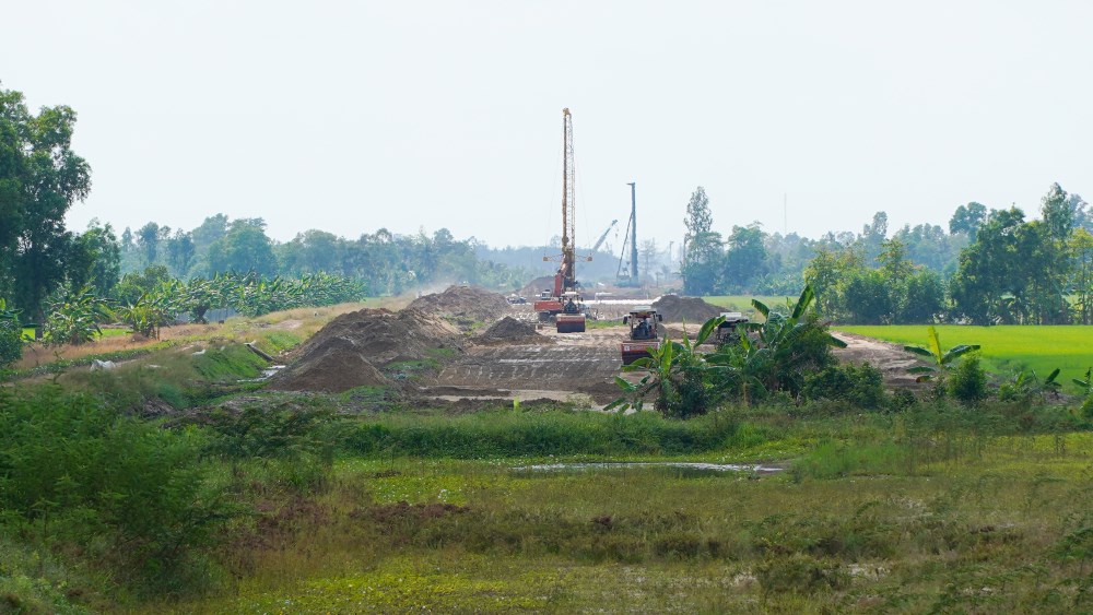Theo Ban Quản lý Dự án Mỹ Thuận, sau hơn 1 năm triển khai, sản lượng thi công được 3.816 tỉ đồng/18.812 tỉ đồng, đạt 20,3% giá trị hợp đồng, chậm so với tiến độ khoảng 6 tháng, chủ yếu do thiếu vật liệu cát đắp đường.