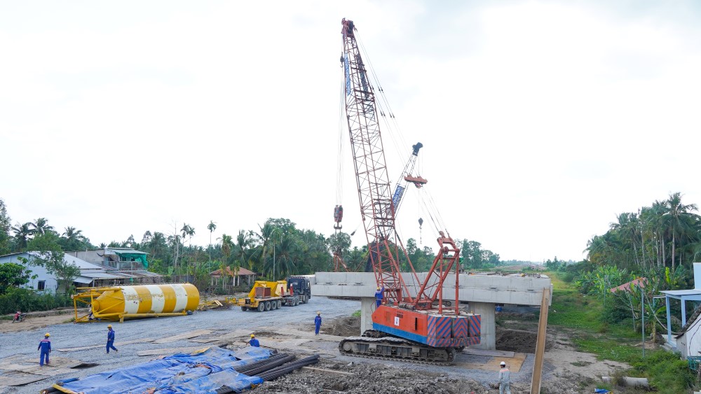 Tại cầu Kênh Ngang (xã Bình Thành, huyện Phụng Hiệp, tỉnh Hậu Giang) khoảng hơn 20 công nhân, kỹ sư cùng triển khai lắp dầm cầu. 