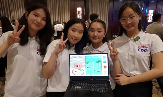 Các nữ sinh trong chương trình  "Girls for Coding" ở Mông Cổ. Ảnh: Nikkei