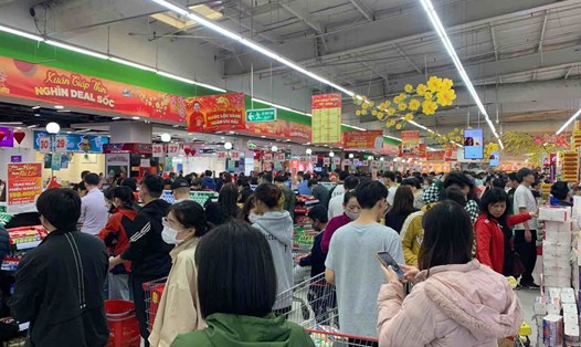 Khách mua sắm xếp hàng dài trong các siêu thị để mua hàng dịp cận Tết. Ảnh: Nhật Minh