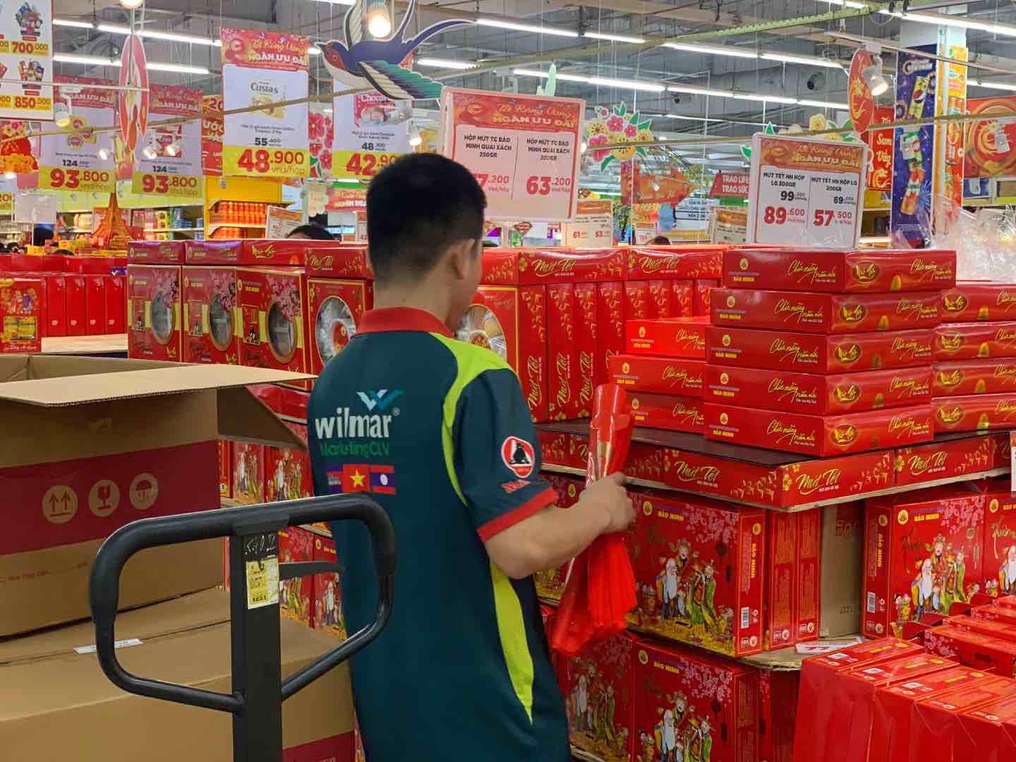Nhân viên siêu thị phải liên tục bổ sung hàng hoá lên kệ để phục vụ người dân. Ảnh: Nhật Minh