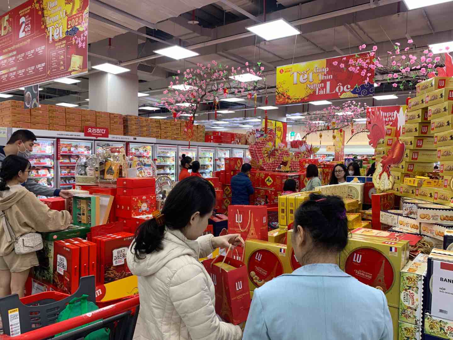 Với nhiều chương trình ưu đãi, các siêu thị đã thu hút được nhiều người dân tới mua sắm Tết. Ảnh: Nhật Minh