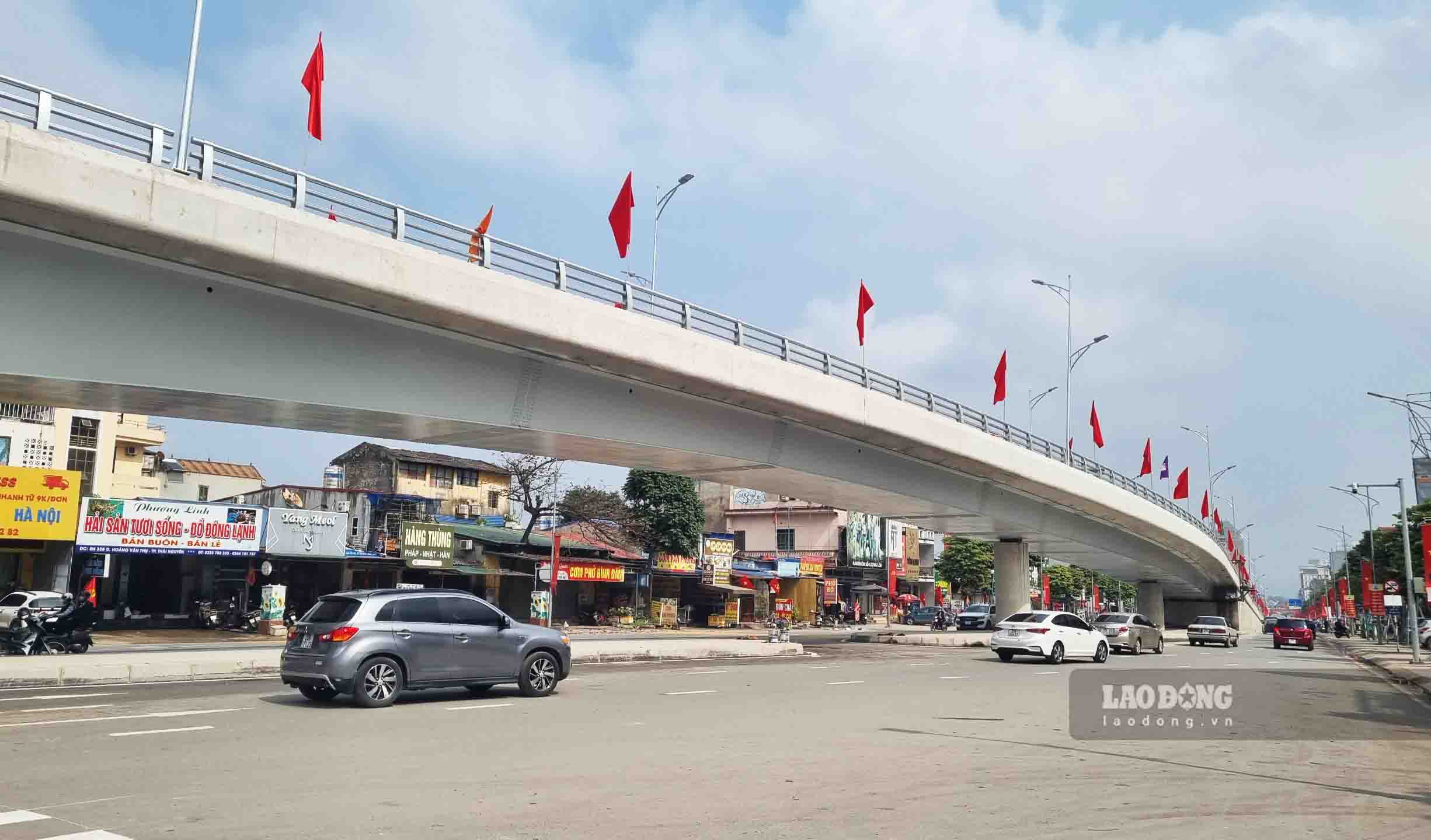 Đây cũng là cây cầu vượt có kết cấu dầm thép đầu tiên tại tỉnh Thái Nguyên với tổng chiều dài tuyến 620m gồm 6 nhịp dầm hộp thép liên hợp.