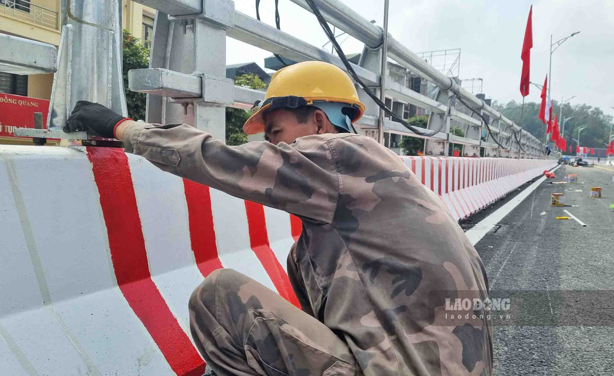 Phần lan can cầu được sơn hai màu đỏ trắng để gia tăng tính nhận diện, đảm bảo an toàn giao thông.