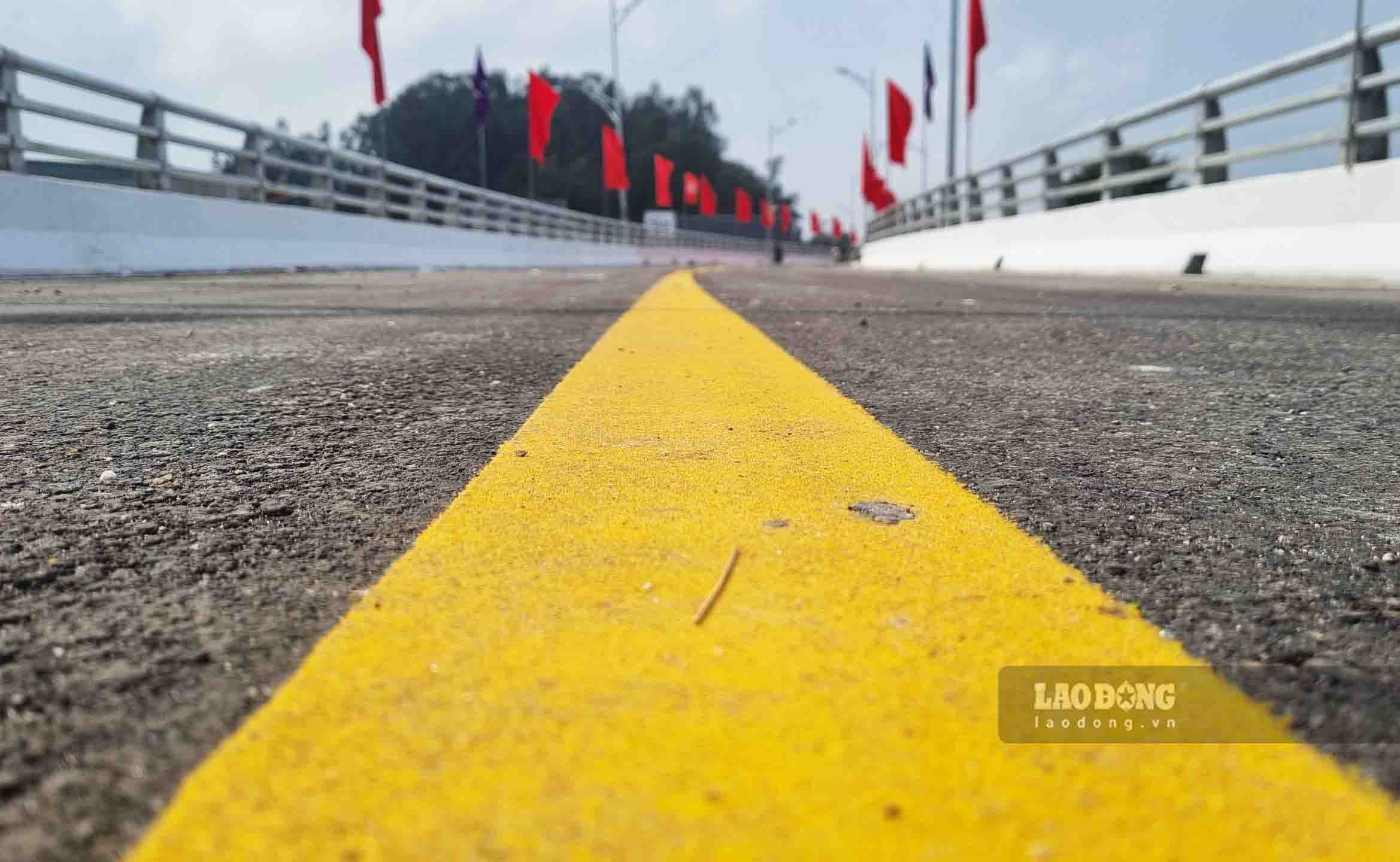 Cầu vượt đường sắt tại TP Thái Nguyên có bề rộng 8,5m, bản mặt cầu bằng bê tông cốt thép đổ tại chỗ, mặt cầu được thảm bê tông nhựa thiết kế 2 làn xe hỗn hợp với vận tốc qua cầu là 40km/h.