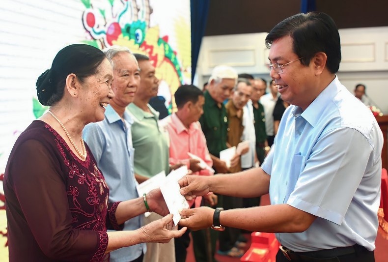 Bí thư Tỉnh ủy Bạc Liêu Nguyễn Tiến Hải trao  quà Tết cho gia đình chính sách. Ảnh: Nhật Hồ