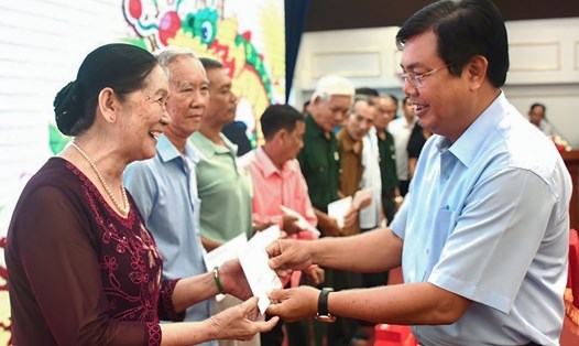 Bí thư Tỉnh ủy Bạc Liêu Nguyễn Tiến Hải trao  quà Tết cho gia đình chính sách. Ảnh: Nhật Hồ