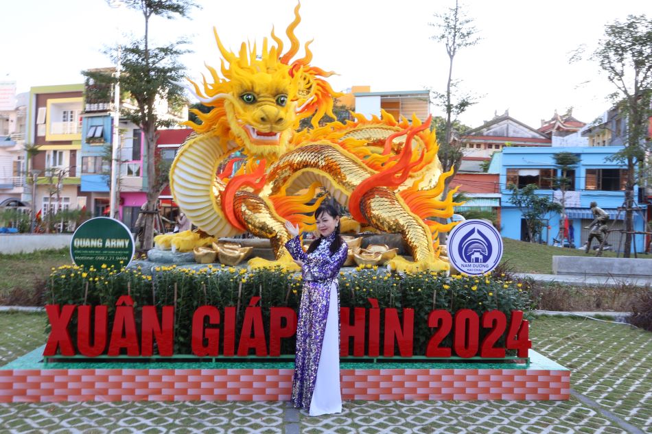 Trong khi đó, linh vật rồng mới được lắp đặt vào ngày 2.2 tại khu vực công viên Nam Dương (quận Hải Châu, TP Đà Nẵng) thu hút nhiều người dân đến tham quan, chụp ảnh.