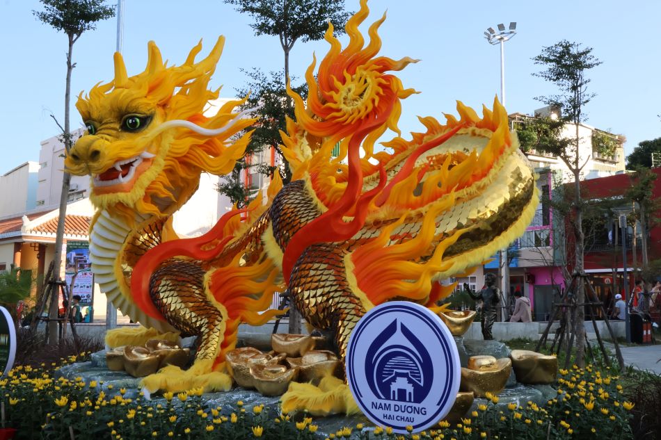 Linh vật này do phường Nam Dương (quận Hải Châu) đặt nghệ nhân Đinh Văn Tâm - chủ nhân linh vật rồng Quảng Trị nổi tiếng, chế tác trong 20 ngày với giá 150 triệu đồng.