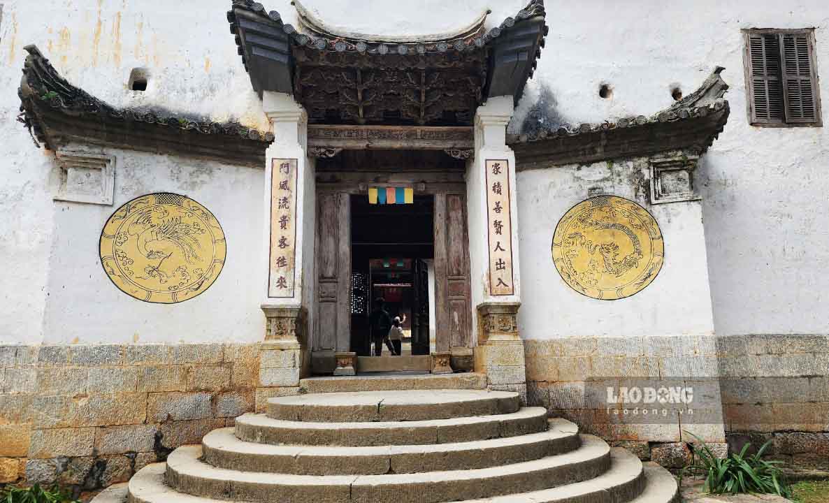Bước quan cánh cổng thứ nhất sẽ bắt gặp cánh cổng thứ 2 mang màu sắc kiến trúc của người Hoa (Trung Quốc) với kiểu mái vòm đặc trưng.