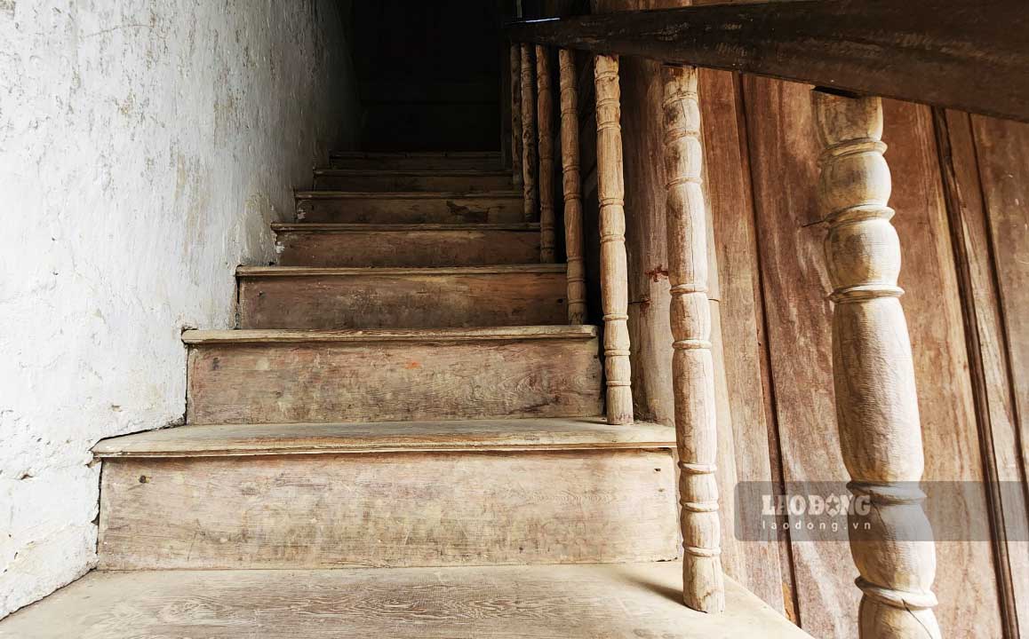 Cầu thang lên tầng 2 của toà dinh thự kết hợp giữa gỗ và đá, dù trải qua cả trăm năm nhưng vẫn thể hiện sự bền bỉ.