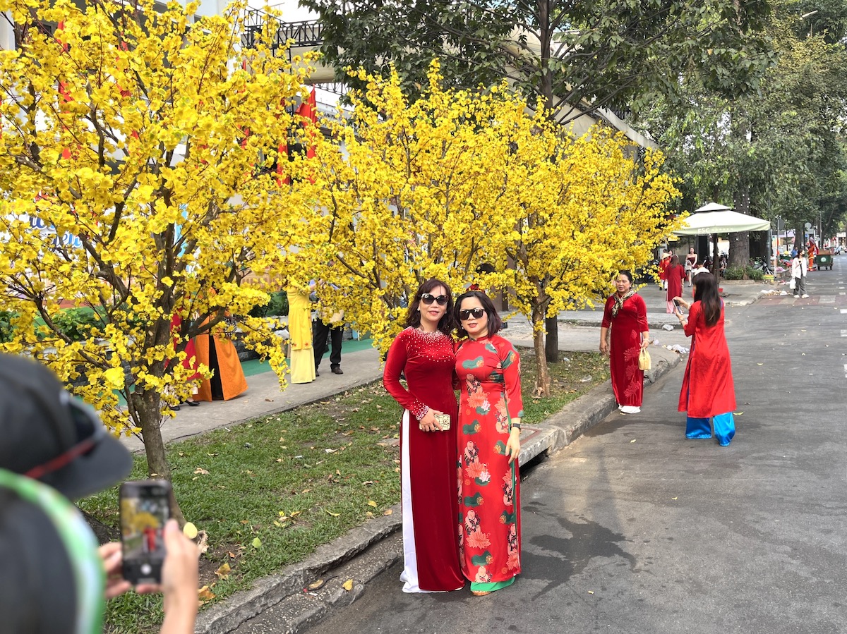 Nhà Văn hóa Thanh Niên Từ ngày 24.1, Nhà Văn hóa Thanh niên TPHCM trên đường Phạm Ngọc Thạch thu hút đông đảo du khách đến tham quan trải nghiệm Lễ hội Tết Việt Giáp Thìn 2024. Không gian lễ hội nổi vật với con đường 100 gốc mai vàng rực và Phố Ông đồ, nơi mọi người có thể đến xin chữ đầu năm mới. Ngoài ra, Lễ hội Tết Việt còn có nhiều tiểu cảnh bắt mắt như không gian làng nghề, bếp củi, mái nhà ba gian với sự hòa quyện yếu tố truyền thống và hiện đại, cho du khách thỏa sức check-in.